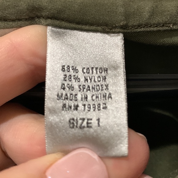 Chico’s Capri pants with front fake pockets, elastic side band and front zip - Picture 6 of 7